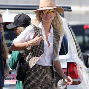 Laeticia Hallyday est allée déjeuner au restaurant français "Ladurée Beverly Hills" en compagnie de sa mère Françoise Thibault et une amie Elodie Piège à Los Angeles le 15 mars 2019.