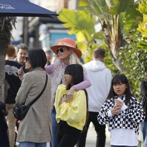 Laeticia Hallyday est allée déjeuner avec ses filles Jade et Joy, sa mère Françoise Thibault et la compagne de son frère, Maryline Issartier au restaurant Ivy à Santa Monica le 9 mars 2019.