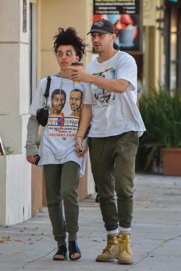 Exclusif - Shia LaBeouf et sa nouvelle compagne FKA Twig se câlinent et s'embrassent dans les rues de Studio City. Le couple s'est rencontré il y a quelques mois à Los Angeles sur le tournage du film Honey Boy. Le 6 novembre 2018