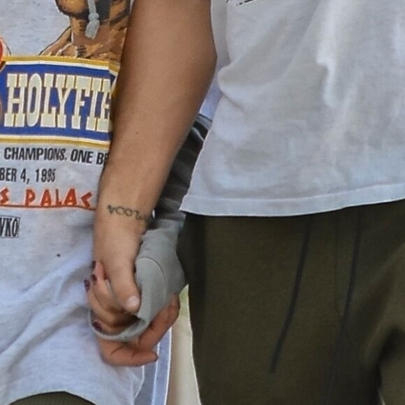 Exclusif - Shia LaBeouf et sa nouvelle compagne FKA Twig se câlinent et s'embrassent dans les rues de Studio City. Le couple s'est rencontré il y a quelques mois à Los Angeles sur le tournage du film Honey Boy. Le 6 novembre 2018