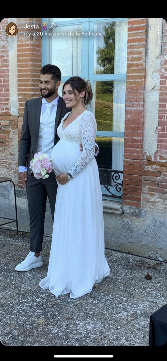 Jesta (Koh-Lanta) sublime en robe de mariée au côté de son époux Benoît samedi 1er juin 2019 lors de la célébration de leur mariage.