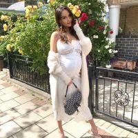 Nabilla enceinte: son ventre sublimé par une robe Zara qui fait craquer ses fans
