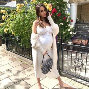 Nabilla enceinte poste un nouveau look sexy et glamour sur son compte instagram le 8 juin 2019.