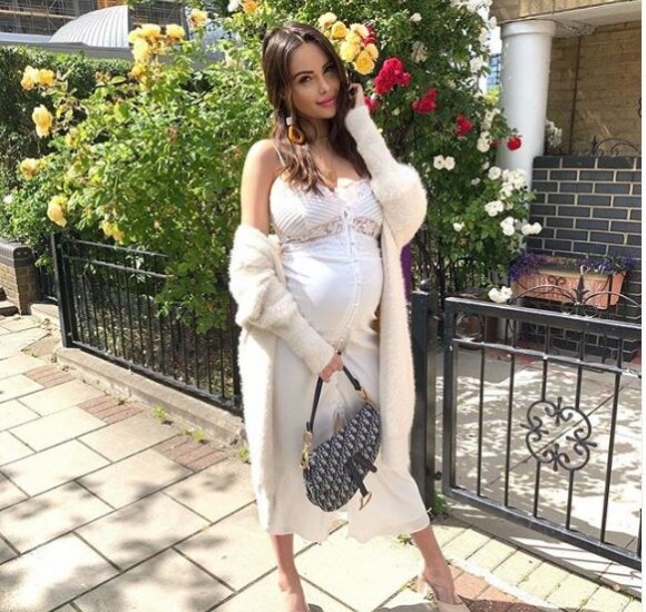 Nabilla enceinte poste un nouveau look sexy et glamour sur son compte instagram le 8 juin 2019.