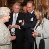 David Emanuel (à gauche) et son ex-femme Elizabeth face à la reine Elizabeth II en mars 2010 au Victoria and Albert Museum au palais de Buckingham lors d'une réception en l'honneur de la mode britannique.