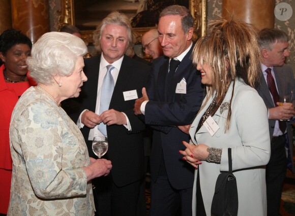 David Emanuel (à gauche) et son ex-femme Elizabeth face à la reine Elizabeth II en mars 2010 au Victoria and Albert Museum au palais de Buckingham lors d'une réception en l'honneur de la mode britannique.