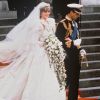La princesse Diana dans sa robe de mariée conçue par David et Elizabeth Emanuel lors de son mariage avec le prince Charles en juillet 1981.