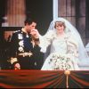 La princesse Diana dans sa robe de mariée conçue par David et Elizabeth Emanuel lors de son mariage avec le prince Charles en juillet 1981.