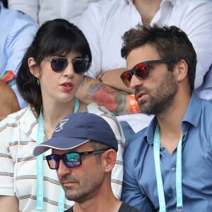 Nolwenn Leroy et son compagnon Arnaud Clément dans les tribunes des Internationaux de France de Tennis de Roland Garros à Paris, le 10 juin 2018. © Dominique Jacovides - Cyril Moreau/Bestimage