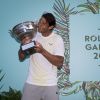 Rafael Nadal pose avec la Coupe des Mousquetaires après avoir gagné la finale messieurs et remporte ainsi 12 ème titre lors de la finale messieurs des internationaux de France de tennis de Roland Garros 2019 à Paris, France, le 9 juin 2019. © Jean-Baptiste Autissier/Panoramic/Bestimage