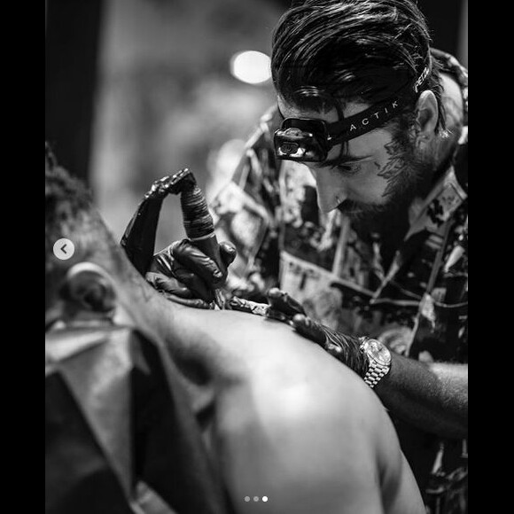 Usher et l'artiste tatoueur Dillon Forte. Juin 2019.