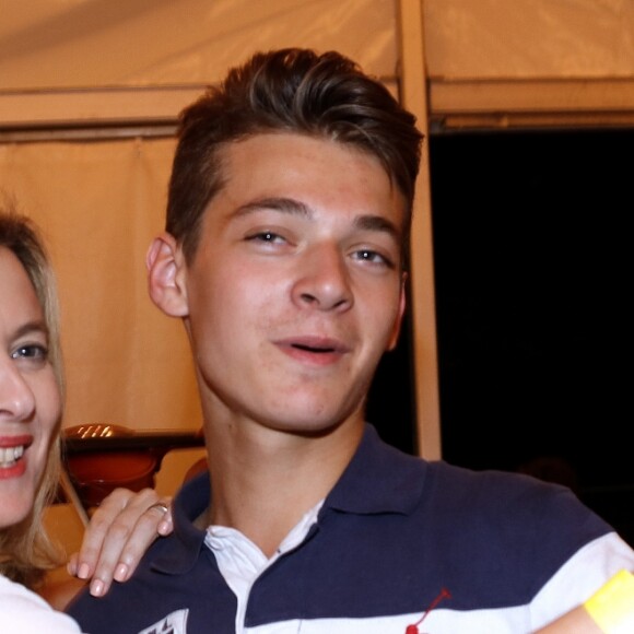Valérie Trierweiler et son fils Léonard dansent lors de l'inauguration de la Fête des Tuileries à Paris le 26 juin 2015.
