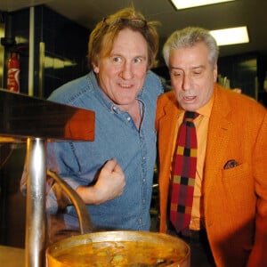 Gérard Depardieu et le peintre Marco Del Re au restaurant La Fontaine Gaillon à Paris, le 8 mars 2005.