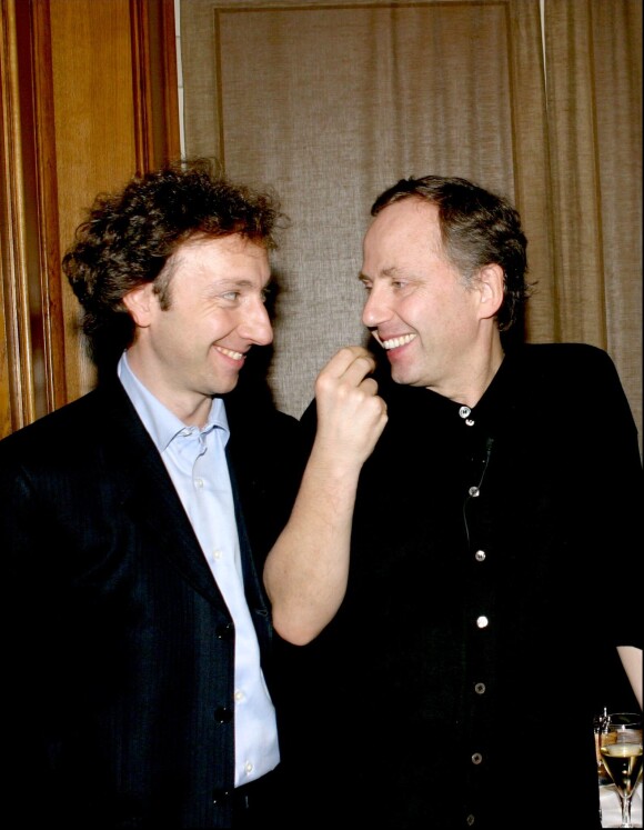 Stéphane Bern et Fabrice Luchini à La Fontaine Gaillon, le restaurant de Gérard Depardieu et Carole Bouquet dans le 2e arrondissement de Paris, le 19 janvier 2004.