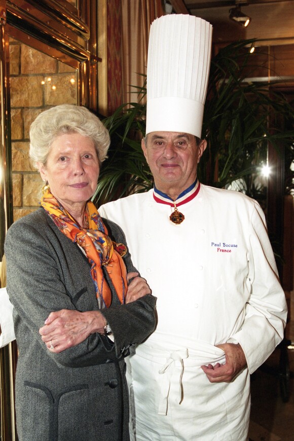 Paul Bocuse et sa femme Raymonde le 2 décembre 2001 à L'Auberge du Pont de Collonges, leur restaurant à Collonges-au-Mont-d'Or.