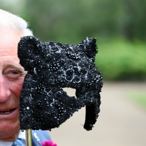 Le prince Charles, prince de Galles, et Camilla Parker Bowles, duchesse de Cornouailles lors de la réception de l'Animal Ball organisée par l'ONG "Elephant Family" à la Clarence House. Depuis sa création en 2002, Elephant Family a financé plus de 200 projets en Inde, en Thaïlande, au Myanmar, au Cambodge, à Sumatra et à Bornéo. Ces projets ont permis de reconnecter des fragments de forêt, de rétablir les voies de migration, d'éradiquer les commerces illicites et de trouver des moyens permettant aux humains et aux éléphants de vivre plus proches les uns des autres, de renforcer la tolérance de la population locale à l'égard de la faune sauvage en minimisant les impacts négatifs sur la vie des animaux et, parallèlement, en minimisant les impacts négatifs que les humains ont sur ces espèces magnifiques et menacées. Londres, le 13 juin 2019.