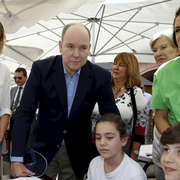 Maud Fontenoy et le prince Albert II de Monaco - Le prince Albert II de Monaco au salon Monacology à Monaco le 13 juin 2019. e salon dédié aux enfants est destiné à les sensibiliser et les initier à l'écologie. © Jean-François Ottonello/Nice-Matin/Bestimage