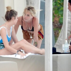 Exclusif - Prix Spécial - Cara Delevingne et sa compagne Ashley Benson sont en vacances à Tulum. Elles passent la journée à la plage, se relaxant sur des transats, pour se rafraîchir elles commandent des noix de coco fraîches à un vendeur local et du coca cola au serveur de la plage. Les deux stars ne portent pas de maquillage, l'actrice californienne Ashley porte un maillot de bain une pièce blanc imprimé d'une photographie de palmiers, sur Instagram elle a partagé une vue de la plage paradisiaque accompagnée du morceau du groupe The Kinks "Sunny Afternoon" ("Live this life of luxury, Lazing on a sunny afternoon, In the summertime "- Vivre une vie luxueuse, paressant une après midi ensoleillée, en été). Cara, la modèle britannique a également commandé du thé et le jeune homme qui leur a apporté les noix de coco fraîches n'a pas demandé d'autographe à la star mais lui a fait la bise. Tulum, le 2 juin 2019. Exclusive - For Germany please call for price Cara Delevingne and girlfriend Ashley Benson enjoying the sunny Mexican weather while vacationing in Tulum. The couple were spotted enjoying a relaxing holiday by the beach. Tulum, June 2nd 2019.02/06/2019 - Tulum