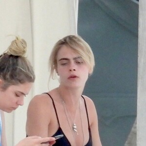 Exclusif - Prix Spécial - Cara Delevingne et sa compagne Ashley Benson sont en vacances à Tulum. Elles passent la journée à la plage, se relaxant sur des transats, pour se rafraîchir elles commandent des noix de coco fraîches à un vendeur local et du coca cola au serveur de la plage. Les deux stars ne portent pas de maquillage, l'actrice californienne Ashley porte un maillot de bain une pièce blanc imprimé d'une photographie de palmiers, sur Instagram elle a partagé une vue de la plage paradisiaque accompagnée du morceau du groupe The Kinks "Sunny Afternoon" ("Live this life of luxury, Lazing on a sunny afternoon, In the summertime "- Vivre une vie luxueuse, paressant une après midi ensoleillée, en été). Cara, la modèle britannique a également commandé du thé et le jeune homme qui leur a apporté les noix de coco fraîches n'a pas demandé d'autographe à la star mais lui a fait la bise. Tulum, le 2 juin 2019. Exclusive - For Germany please call for price Cara Delevingne and girlfriend Ashley Benson enjoying the sunny Mexican weather while vacationing in Tulum. The couple were spotted enjoying a relaxing holiday by the beach. Tulum, June 2nd 2019.02/06/2019 - Tulum