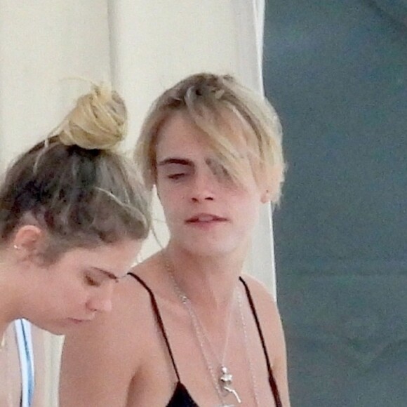 Exclusif - Prix Spécial - Cara Delevingne et sa compagne Ashley Benson sont en vacances à Tulum. Elles passent la journée à la plage, se relaxant sur des transats, pour se rafraîchir elles commandent des noix de coco fraîches à un vendeur local et du coca cola au serveur de la plage. Les deux stars ne portent pas de maquillage, l'actrice californienne Ashley porte un maillot de bain une pièce blanc imprimé d'une photographie de palmiers, sur Instagram elle a partagé une vue de la plage paradisiaque accompagnée du morceau du groupe The Kinks "Sunny Afternoon" ("Live this life of luxury, Lazing on a sunny afternoon, In the summertime "- Vivre une vie luxueuse, paressant une après midi ensoleillée, en été). Cara, la modèle britannique a également commandé du thé et le jeune homme qui leur a apporté les noix de coco fraîches n'a pas demandé d'autographe à la star mais lui a fait la bise. Tulum, le 2 juin 2019. Exclusive - For Germany please call for price Cara Delevingne and girlfriend Ashley Benson enjoying the sunny Mexican weather while vacationing in Tulum. The couple were spotted enjoying a relaxing holiday by the beach. Tulum, June 2nd 2019.02/06/2019 - Tulum