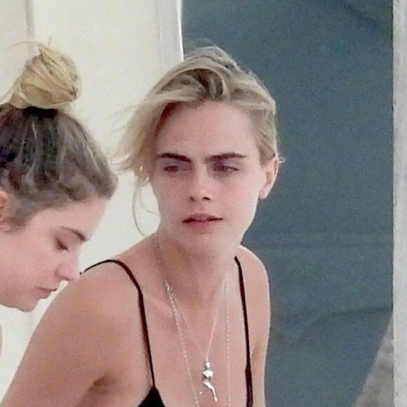 Exclusif - Prix Spécial - Cara Delevingne et sa compagne Ashley Benson sont en vacances à Tulum. Elles passent la journée à la plage, se relaxant sur des transats, pour se rafraîchir elles commandent des noix de coco fraîches à un vendeur local et du coca cola au serveur de la plage. Les deux stars ne portent pas de maquillage, l'actrice californienne Ashley porte un maillot de bain une pièce blanc imprimé d'une photographie de palmiers, sur Instagram elle a partagé une vue de la plage paradisiaque accompagnée du morceau du groupe The Kinks "Sunny Afternoon" ("Live this life of luxury, Lazing on a sunny afternoon, In the summertime "- Vivre une vie luxueuse, paressant une après midi ensoleillée, en été). Cara, la modèle britannique a également commandé du thé et le jeune homme qui leur a apporté les noix de coco fraîches n'a pas demandé d'autographe à la star mais lui a fait la bise. Tulum, le 2 juin 2019. Exclusive - For Germany please call for price Cara Delevingne and girlfriend Ashley Benson enjoying the sunny Mexican weather while vacationing in Tulum. The couple were spotted enjoying a relaxing holiday by the beach. Tulum, June 2nd 2019.02/06/2019 - Tulum