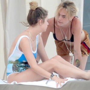 Exclusif - Prix Spécial - Cara Delevingne et sa compagne Ashley Benson sont en vacances à Tulum. Elles passent la journée à la plage, se relaxant sur des transats, pour se rafraîchir elles commandent des noix de coco fraîches à un vendeur local et du coca cola au serveur de la plage. Les deux stars ne portent pas de maquillage, l'actrice californienne Ashley porte un maillot de bain une pièce blanc imprimé d'une photographie de palmiers, sur Instagram elle a partagé une vue de la plage paradisiaque accompagnée du morceau du groupe The Kinks "Sunny Afternoon" ("Live this life of luxury, Lazing on a sunny afternoon, In the summertime "- Vivre une vie luxueuse, paressant une après midi ensoleillée, en été). Cara, la modèle britannique a également commandé du thé et le jeune homme qui leur a apporté les noix de coco fraîches n'a pas demandé d'autographe à la star mais lui a fait la bise. Tulum, le 2 juin 2019. Exclusive - For Germany please call for price Cara Delevingne and girlfriend Ashley Benson enjoying the sunny Mexican weather while vacationing in Tulum. The couple were spotted enjoying a relaxing holiday by the beach. Tulum, June 2nd 2019.02/06/2019 - Tulum