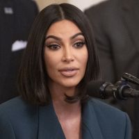 Kim Kardashian : Avant/après choc de ses jambes, ravagées par le psoriasis
