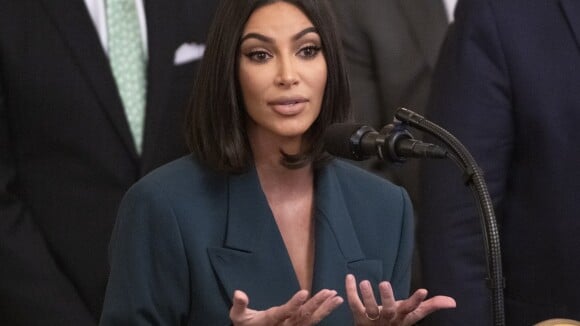 Kim Kardashian : Avant/après choc de ses jambes, ravagées par le psoriasis