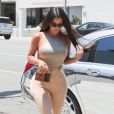 Kim Kardashian et sa soeur K. Kardashian sont allées déjeuner au restaurant Emilio dans le quartier de Encino à Los Angeles, le 7 juin 2019.