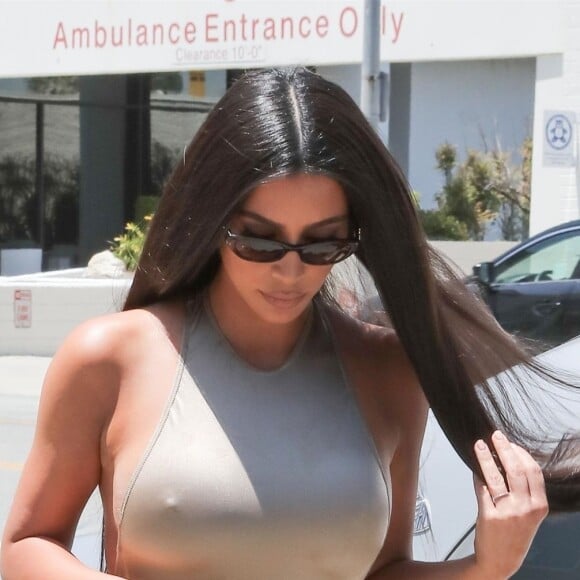 Kim Kardashian et sa soeur K. Kardashian sont allées déjeuner au restaurant Emilio dans le quartier de Encino à Los Angeles, le 7 juin 2019.