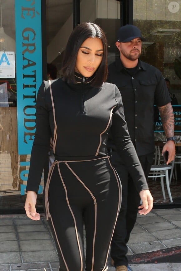 Exclusif - Kim et Kourtney Kardashian vont déjeuner au restaurant "Cafe Gratitude" à Los Angeles, le 5 juin 2019.