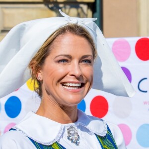 La princesse Madeleine de Suède en séance de dédicaces de son livre pour enfants Stella och hemligheten (Stella et le Secret) sur le parvis du palais royal à Stockholm, le 6 juin 2019, le jour de la Fête nationale.