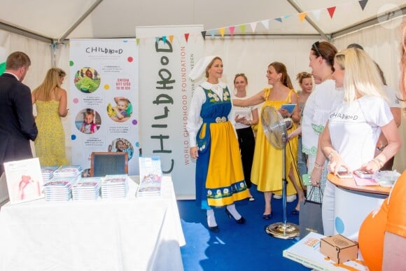 La princesse Madeleine de Suède en séance de dédicaces de son livre pour enfants Stella och hemligheten (Stella et le Secret) sur le parvis du palais royal à Stockholm, le 6 juin 2019, le jour de la Fête nationale.