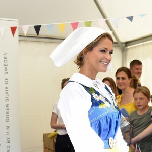 La princesse Madeleine de Suède en séance de dédicaces de son livre pour enfants Stella och hemligheten (Stella et le Secret) sur le parvis du palais royal à Stockholm, le 6 juin 2019, le jour de la Fête nationale.