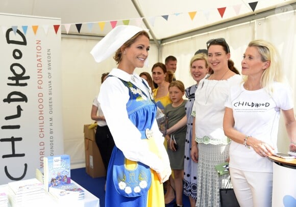 La princesse Madeleine de Suède en séance de dédicaces de son livre pour enfants Stella och hemligheten (Stella et le Secret) sur le parvis du palais royal à Stockholm, le 6 juin 2019, le jour de la Fête nationale.