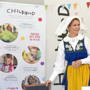 La princesse Madeleine de Suède en séance de dédicaces de son livre pour enfants Stella och hemligheten (Stella et le Secret) sur le parvis du palais royal à Stockholm, le 6 juin 2019, le jour de la Fête nationale.