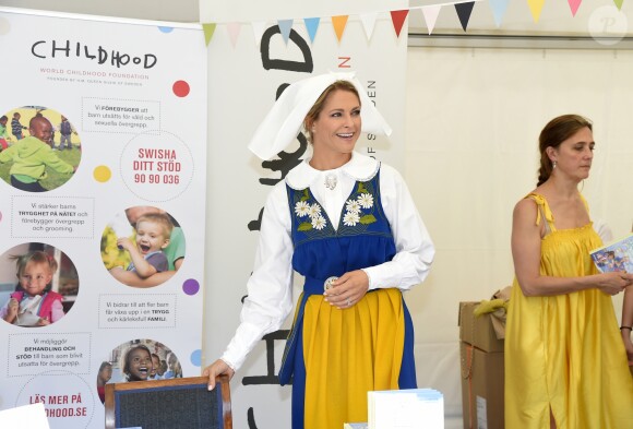 La princesse Madeleine de Suède en séance de dédicaces de son livre pour enfants Stella och hemligheten (Stella et le Secret) sur le parvis du palais royal à Stockholm, le 6 juin 2019, le jour de la Fête nationale.