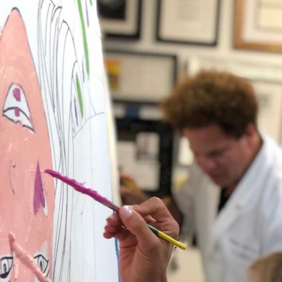 La princesse Madeleine de Suède a fait un atelier peinture avec sa fille la princesse Leonore et son fils le prince Nicolas, sous la houlette de son ami Romero Britto, en mai 2019. Photo Instagram.