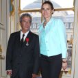 Maurice Bénichou fait officier de la Légion d'honneur par Aurélie Filippetti, ministre de la Culture, à Paris, le 19 juin 2013.