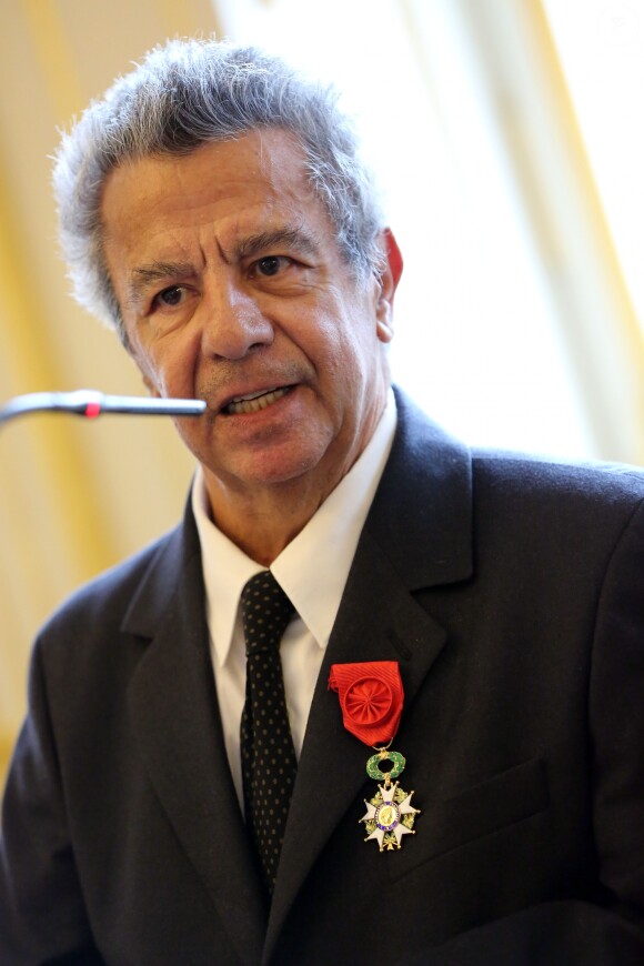 Maurice Bénichou fait officier de la Légion d'honneur par Aurélie Filippetti, ministre de la Culture, à Paris, le 19 juin 2013.