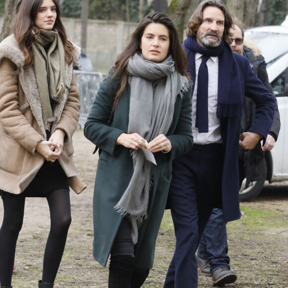 Frédéric Beigbeder, sa fille Chloé, sa femme Lara Micheli - Arrivées au théâtre Marigny pour l'hommage à Michel Legrand à Paris le 1er février 2019.