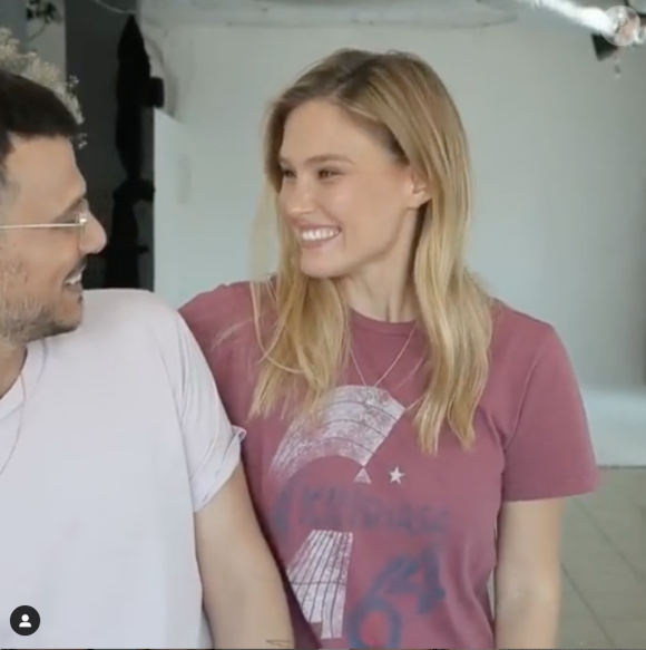 Bar Refaeli surprend son ami, l'animateur télé Assi Azar, en lui annonçant sa troisième grossesse sur Isntagram, le 20 juin 2019.