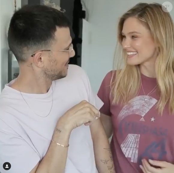 Bar Refaeli surprend son ami, l'animateur télé Assi Azar, en lui annonçant sa troisième grossesse sur Isntagram, le 20 juin 2019.