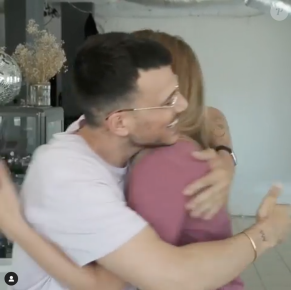 Bar Refaeli surprend son ami, l'animateur télé Assi Azar, en lui annonçant sa troisième grossesse sur Isntagram, le 20 juin 2019.