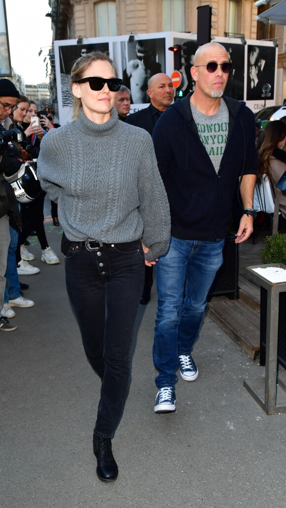 Bar Refaeli et son mari Adi Ezra à la sortie du restaurant l'Avenue à Paris le 25 Février 2019