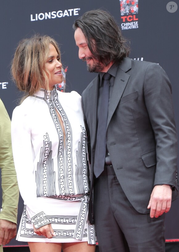 Halle Berry, Keanu Reeves - Keanu Reeves laisse ses empreintes sur le ciment lors d'une cérémonie au Chinese Theatre à Hollywood, le 14 mai 2019