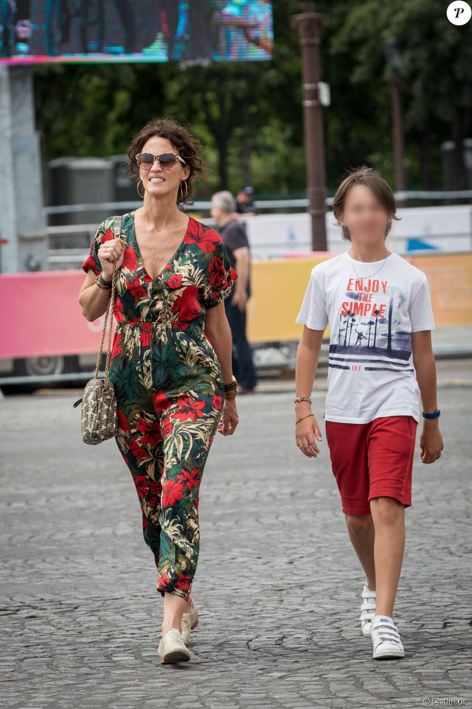 Linda Hardy et son fils Journée Paris 2024 sur la place de La