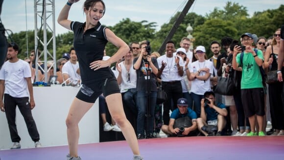 Fabienne Carat fait du breakdance en minishort, face à Laury Thilleman