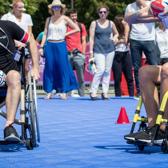 Samuel Etienne et Laury Thilleman (Miis France 2011) - Journée Paris 2024 sur la place de La Concorde à Paris le 23 juin 2019. La Concorde s'est transformée le temps d'une journée pour devenir un magnifique parc sportif urbain au coeur de Paris et inviter petits et grands, en famille, entre amis, à partager des moments inoubliables au contact des plus grands athlètes. © Cyril Moreau/Bestimage