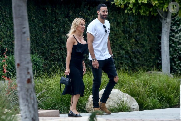 Exclusif - Pamela Anderson et son compagnon Adil Rami se baladent dans le quartier de Malibu à Los Angeles, le 6 juin 2019.